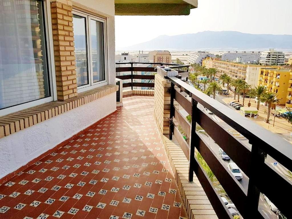 Apartamento Roquetas de Mar Urbanización, 2 dormitorios, Gran Terraza con vista al mar, wi-fi, parking y piscina Exterior foto
